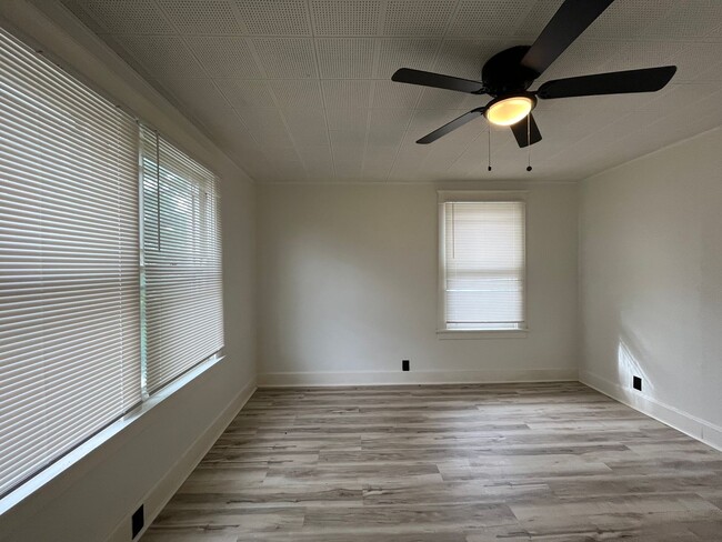 Building Photo - 3 Bedroom Duplex