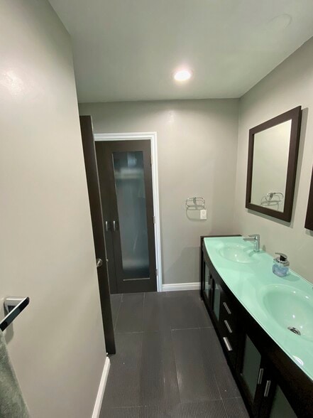 Master Bath - 7505 Hampton Ave