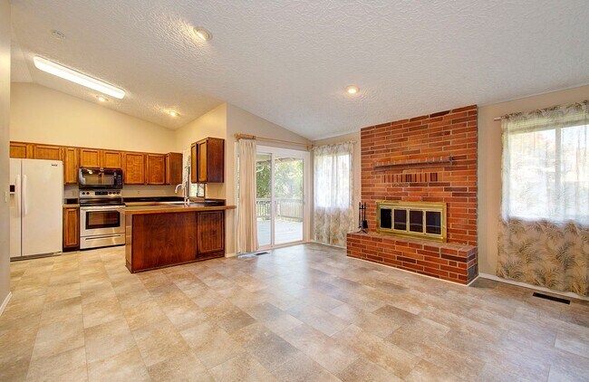 Building Photo - Spacious 3-Bedroom Home with Private Backyard Oasis