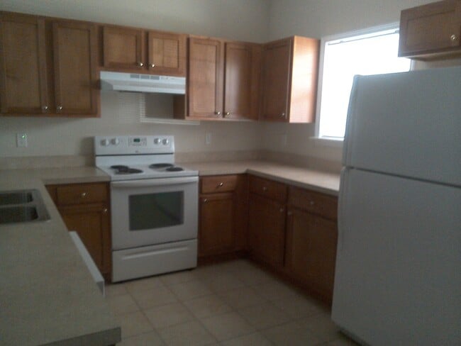 Building Photo - 2 Bedroom 1st Floor Condo in Berkshire Forest