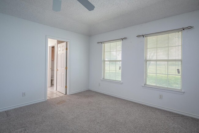 Building Photo - 854 Lago Vista Dr