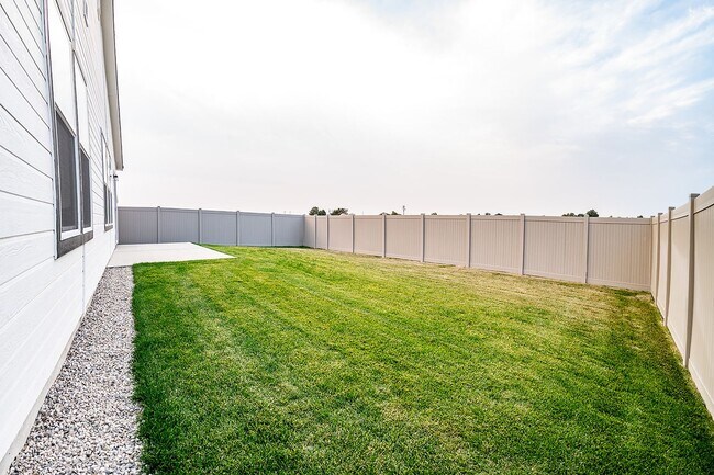 Building Photo - 4 bed 2 bath with bonus room