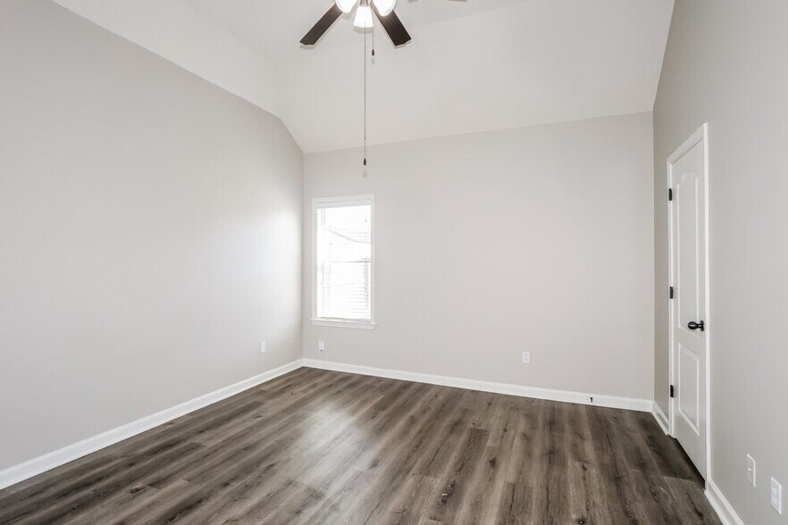 Building Photo - 1516 Sawmill Creek Ln