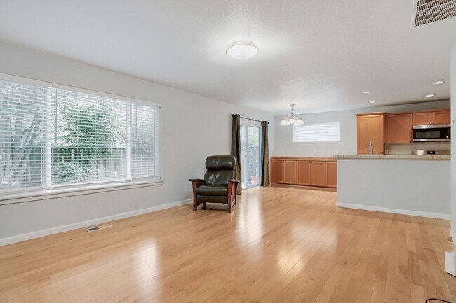 Building Photo - 4BR/2.5BA Home with Main-Level Bedroom/Office — Central A/C & Fenced Yard | Orenco Gardens, Hills...