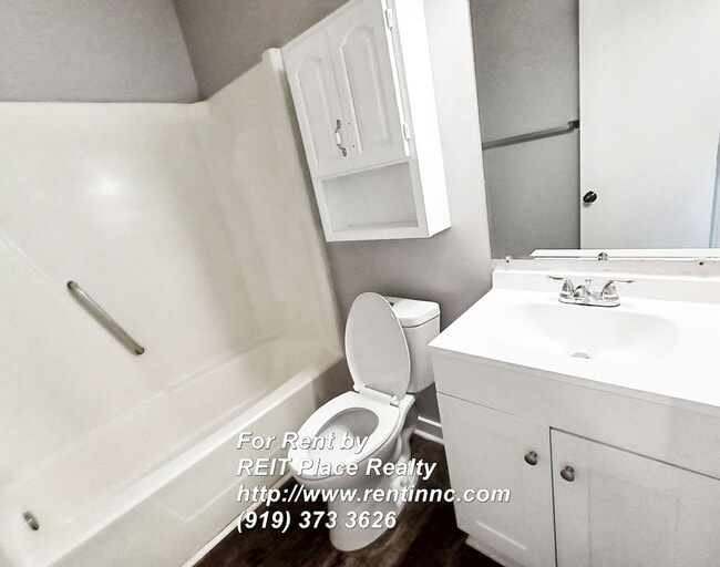 Building Photo - 3 Bed 2 Bath w/ Master Bed downstairs near Crossroads Plaza, REI