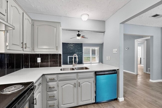 Building Photo - 2211 Sierra Dr