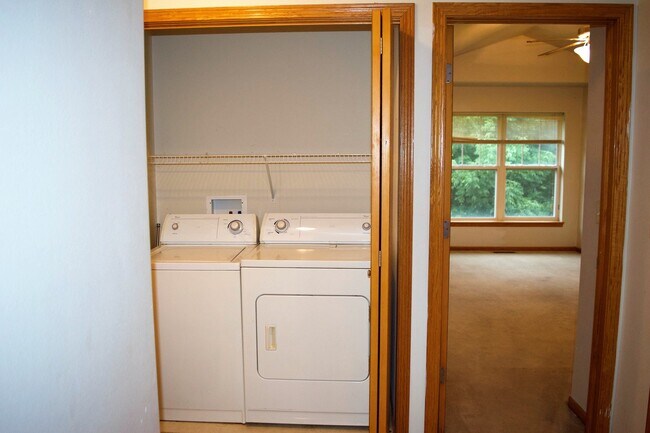 Building Photo - Large Iowa City Townhouse