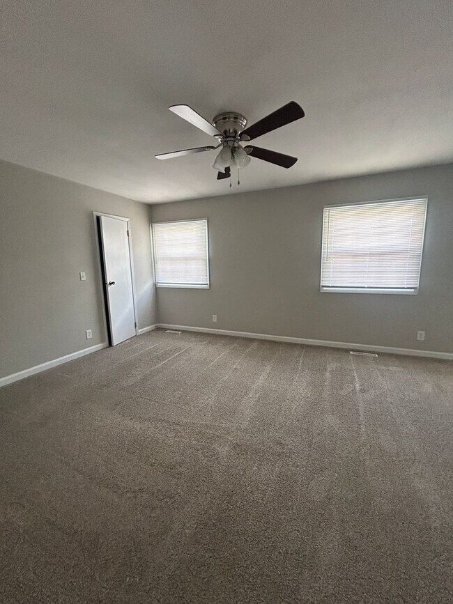 Building Photo - 537 Windrift Dr