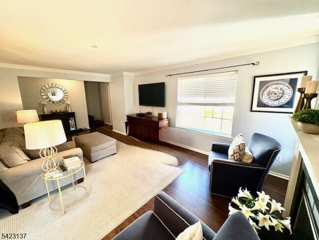 Building Photo - 247 Riveredge Dr