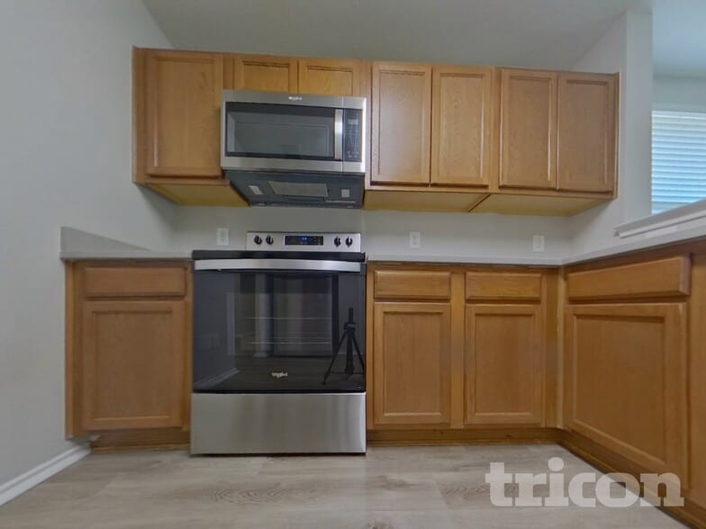 Building Photo - 16661 Woodside Dr