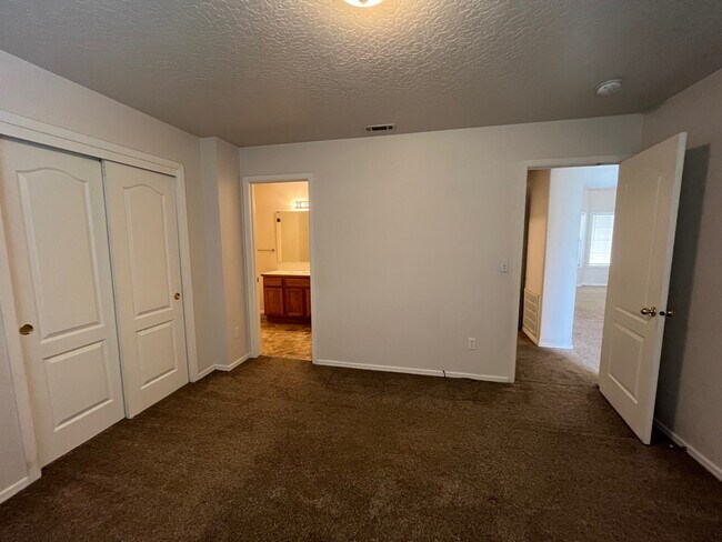 Building Photo - 13852 Paraiso Ave