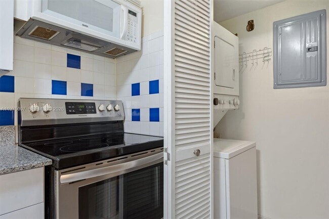 Building Photo - 303 Racquet Club Rd