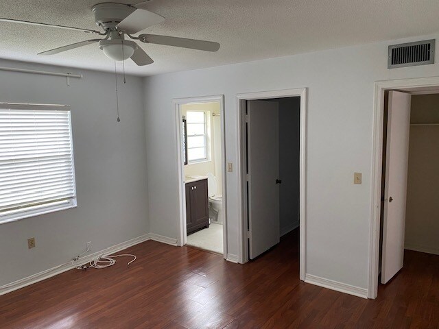 Building Photo - 6965 Avenue des Palais