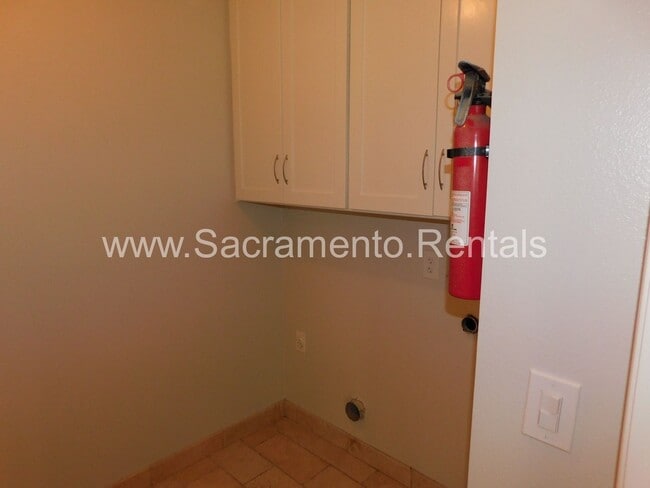 Building Photo - Wonderful Sierra Oaks 3bd/2ba Duplex with 2 Car Garage