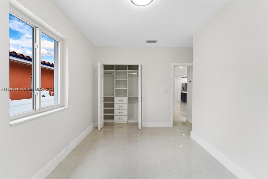 Building Photo - 555 SW 51st Ave