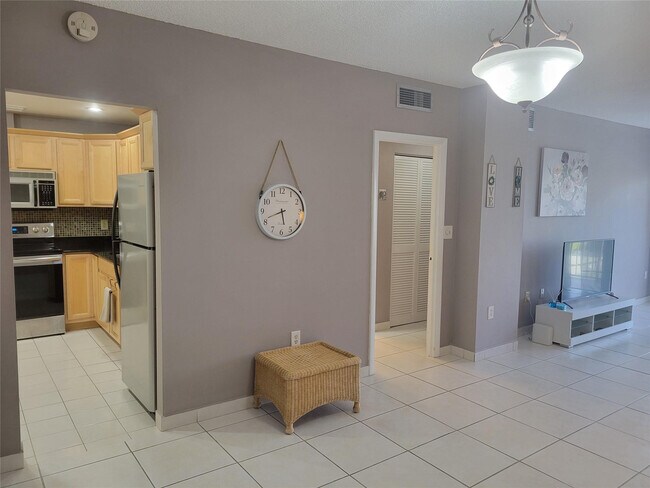 Building Photo - 1985 S Ocean Dr