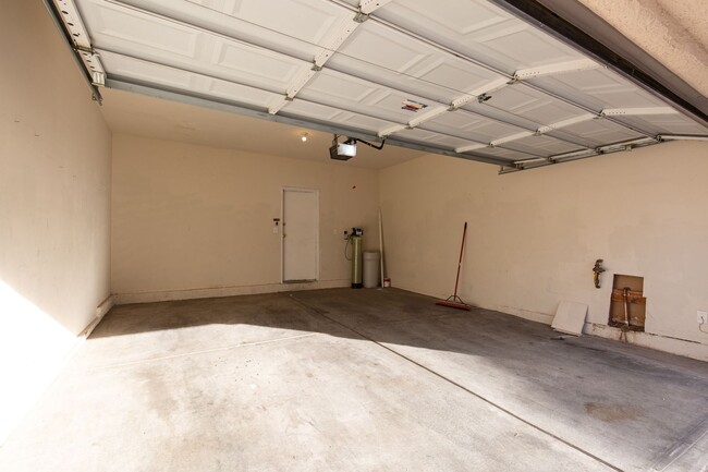 Building Photo - SW 3 br townhome with 2 car garage