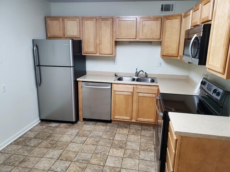 Building Photo - Windsor Chateau Apartments