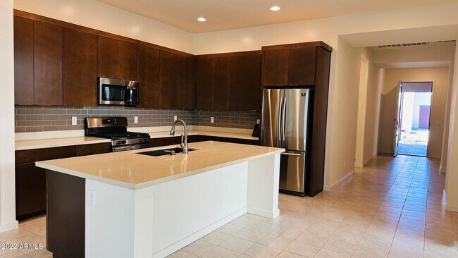 Building Photo - 943 E Paseo Way