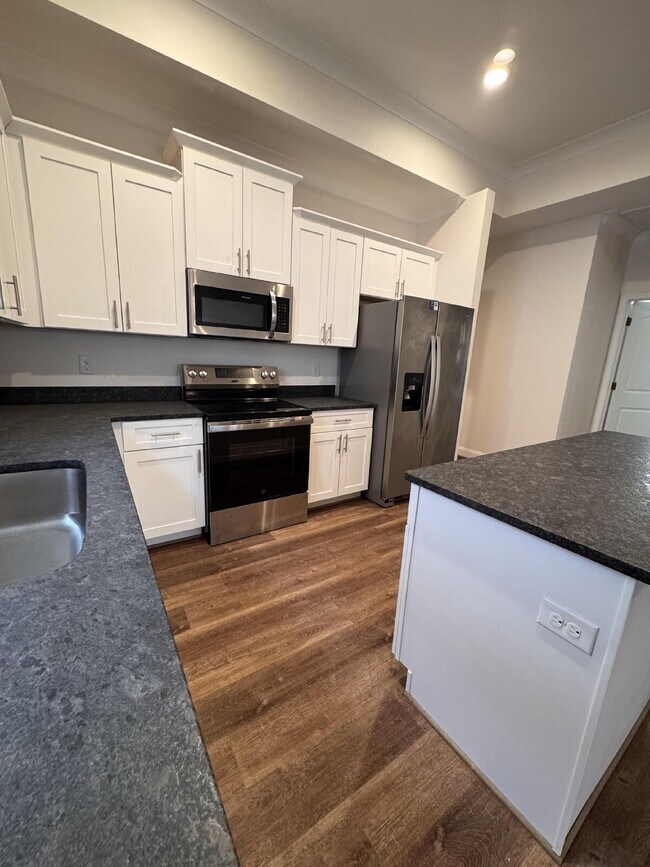 Building Photo - Modern 4-Bed, 3.5-Bath Home in Travelers R...