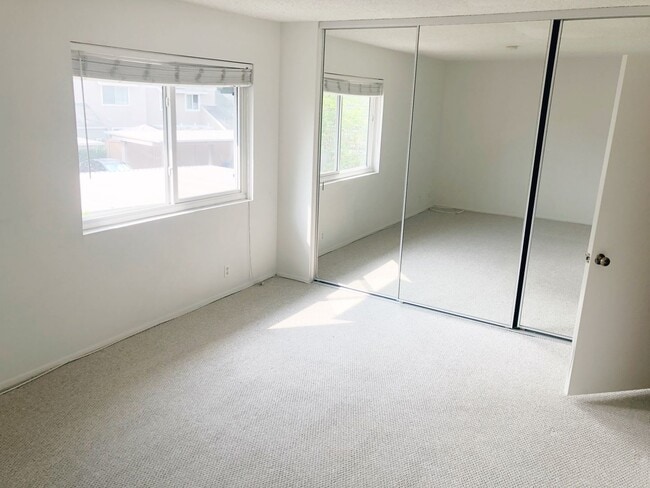 Building Photo - Amazing 2 bedroom townhome in the Woodbridge Community!