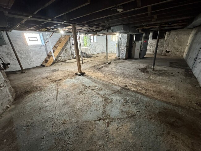 Building Photo - Enormous Completely Updated 4-Bedroom 1-Bath House w/ Flat Yard!!!