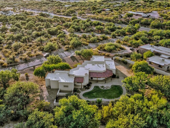 Building Photo - 4 Bedroom 4 Bathroom