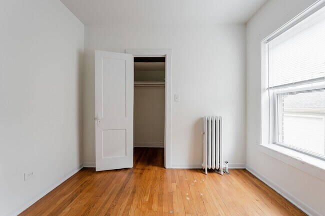Building Photo - North Center / St. Bens - 2 Bed / 1 Bath - Heat Included