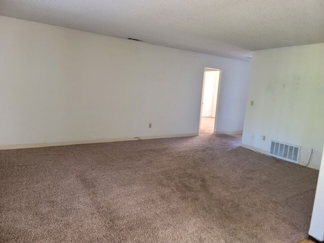 Building Photo - 1031 Fallbrook Dr