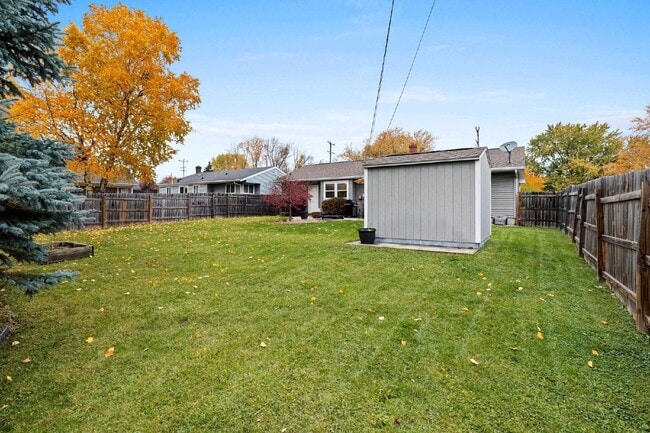 Building Photo - Charming 3 Bedroom Neenah Home with fenced yard