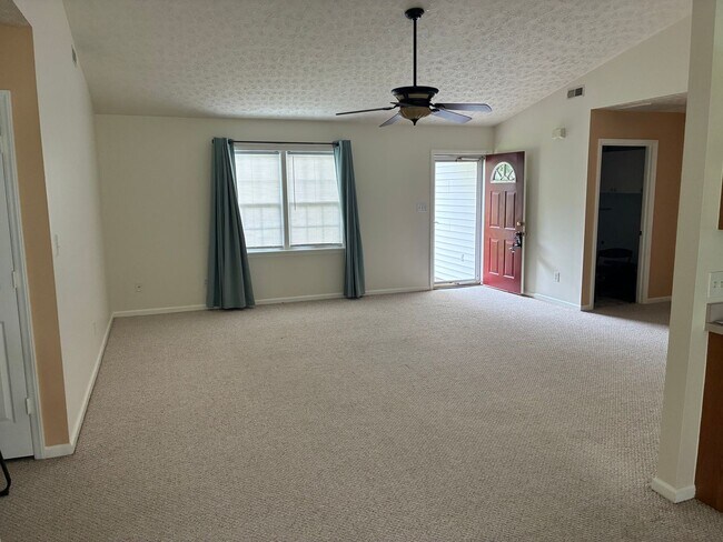 Building Photo - 3 Bed 2 Bath Newport Home Available now