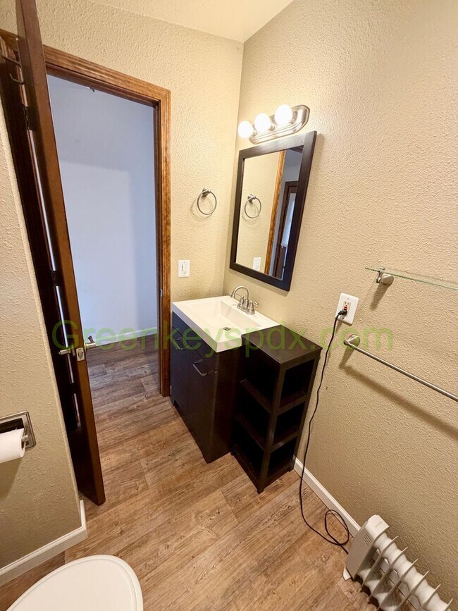 Building Photo - Awesome Mid-Century Classic 3-Bedroom House in NE Portland - $100 OFF FIRST MONTH