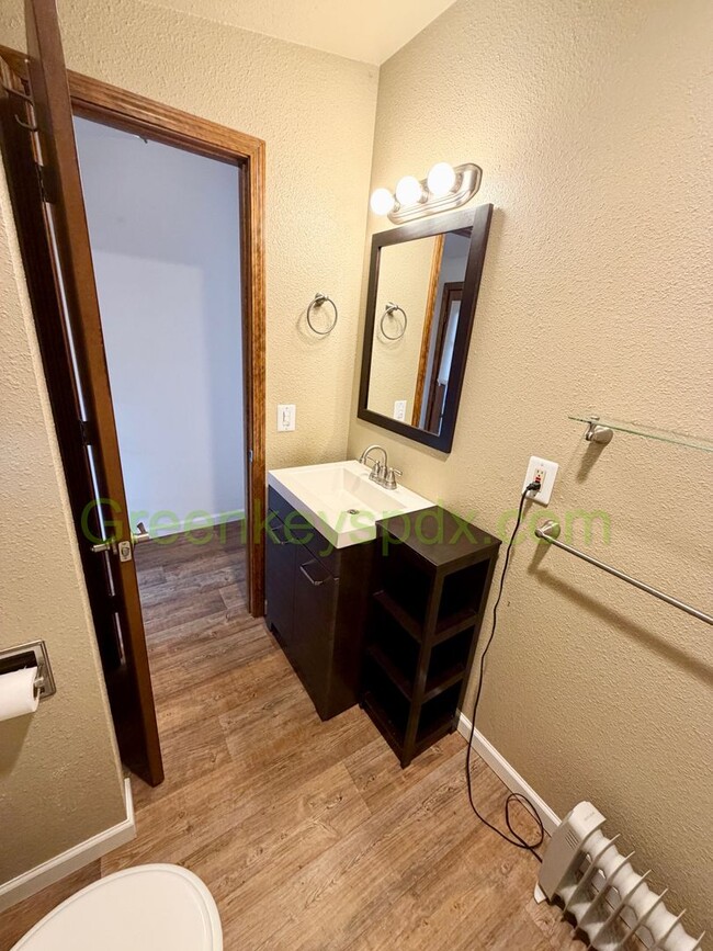 Building Photo - Awesome Mid-Century Classic 3-Bedroom House in NE Portland - $150 OFF FIRST MONTH