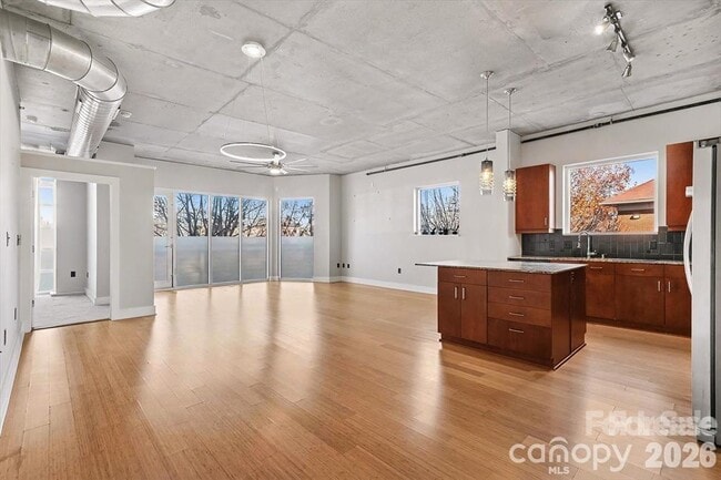 Building Photo - 505 E 6th St