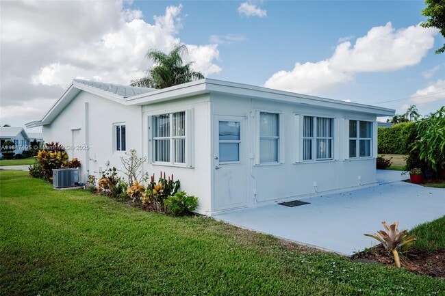 Building Photo - 2401 SW 11th Ave