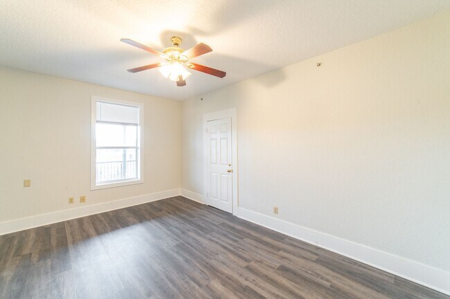 Building Photo - Renovated 1 Bedroom Apartment in Historic Colonial Building Unit 306