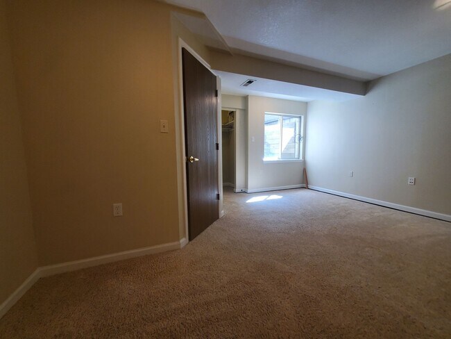Building Photo - 3 Bedroom Home w Extra Room and 2 Car Garage in Stratford Lakes!