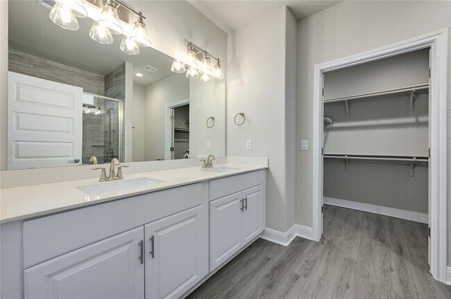 Building Photo - New Lago Vista Duplex