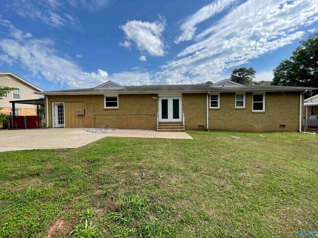 Building Photo - 304 Meadowbrook Dr SE