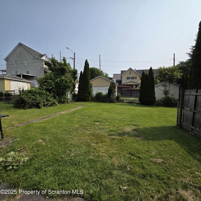 Building Photo - 1440 Thackery St