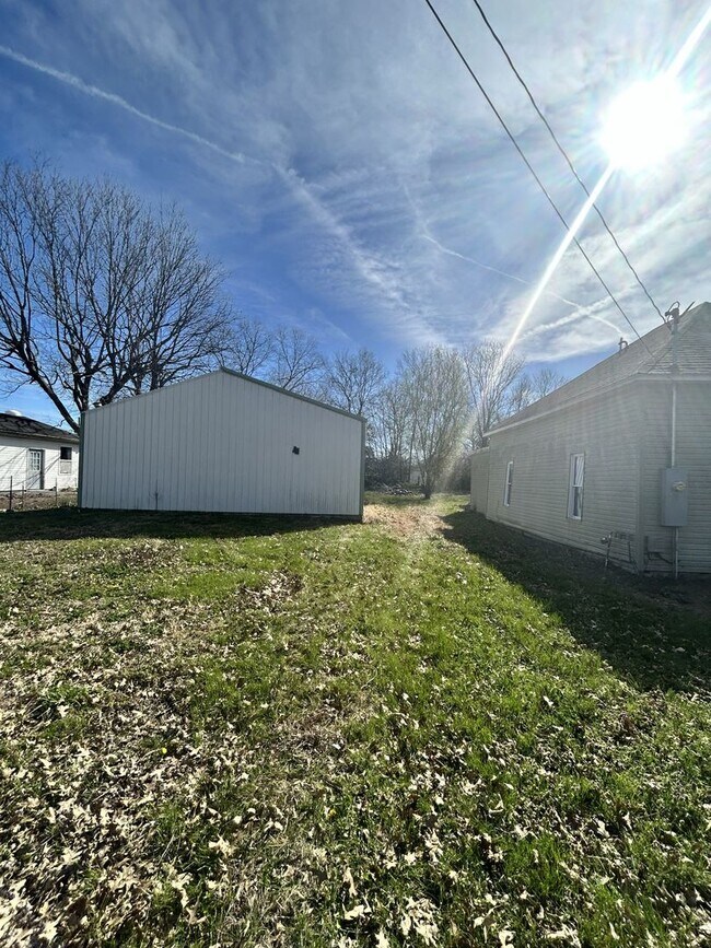 Building Photo - 305 S Sims St