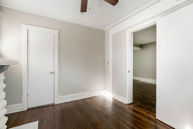 Building Photo - Spacious 5-Bedroom Home with 2 Full Bathro...