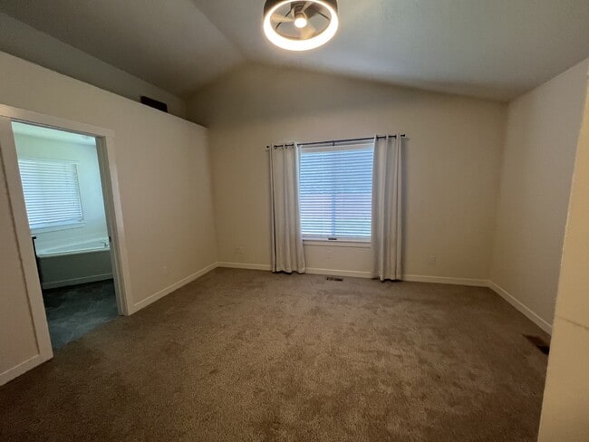 Building Photo - 1820 W Camelot Dr
