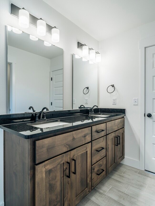 Building Photo - 1440 Emmerson St