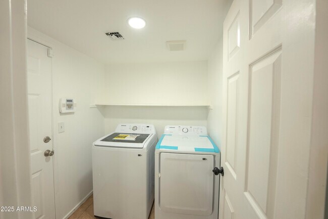 Building Photo - 413 S Sunrise Dr