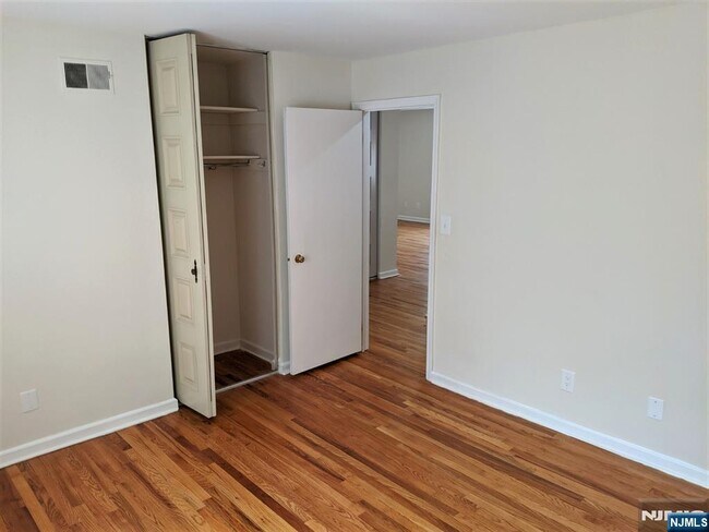 Building Photo - 522 Maple Ave