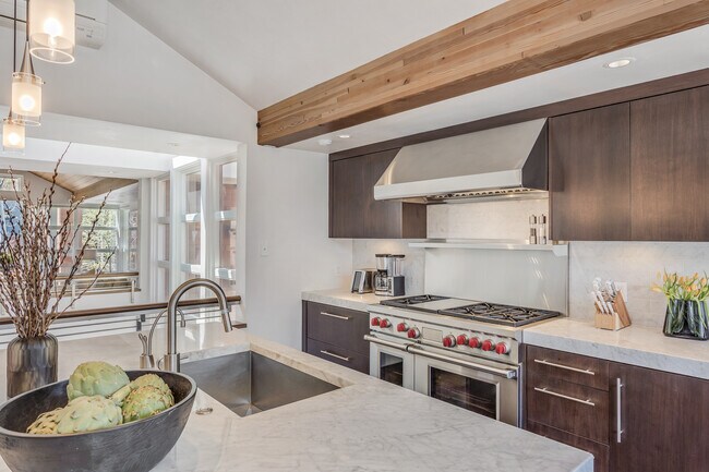 Building Photo - 708 E Hyman Ave