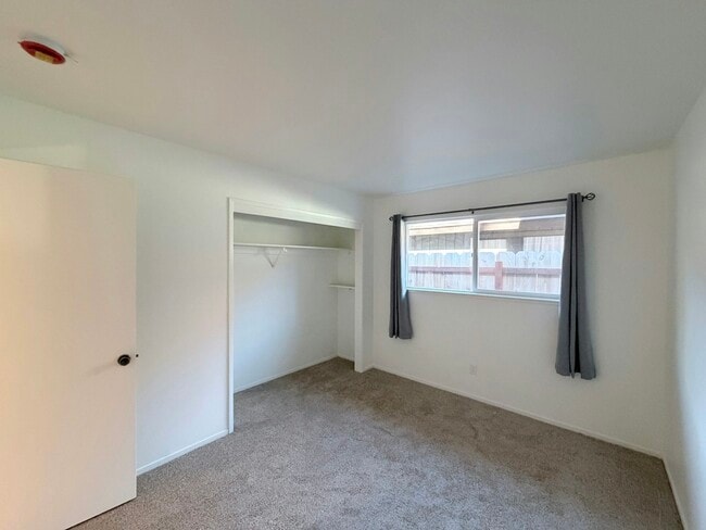 Building Photo - 670 Pine Way