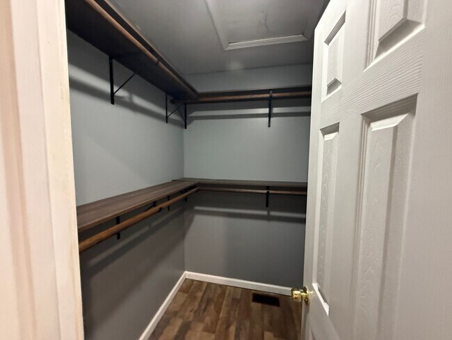 Building Photo - Cute 3 Bedroom Home on over an Acre in Ope...
