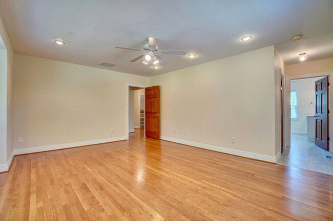Building Photo - Waterfront Home on 1 Acre Treed Lot, 4/2 +...